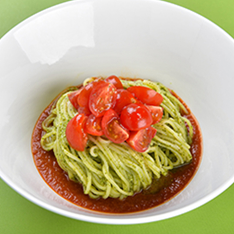 フレッシュなザク切りトマトがたっぷりのった、バジル色の麺が特徴的。爽やかな味