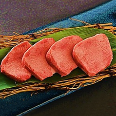 肉厚で食べ応えのある上タン塩焼き