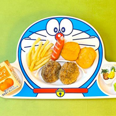 ドラえもんのお皿に、ポテト、ウインナー、ナゲット、ジュース、ゼリーをセット。小さなお子様向け