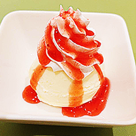 アイスに生クリーム、苺ソースがかけられたサンデー