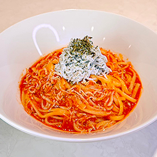 トマトベースのパスタの上に大胆にしらすをトッピング