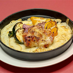 どなたでも食べやすい鶏モモ肉をこんがり焼き色をつけ、野菜とチーズに絡めた一品