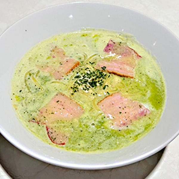 バジルのスープに大きなベーコンが浮かぶ生パスタ