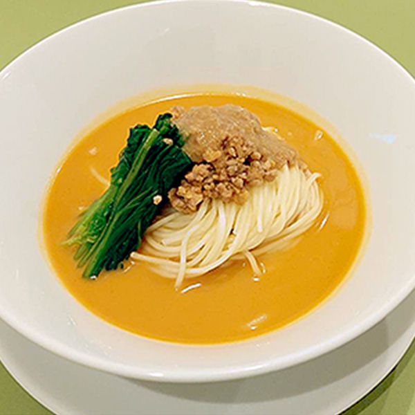 坦々の辛味がほどよい冷たいパスタ。肉味噌と濃厚なごまスープにチンゲン菜が彩りを添えています
