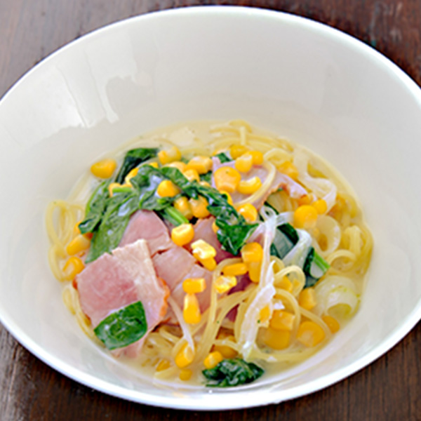 濃厚クリームに溶け込むほうれん草とベーコンとパスタ
