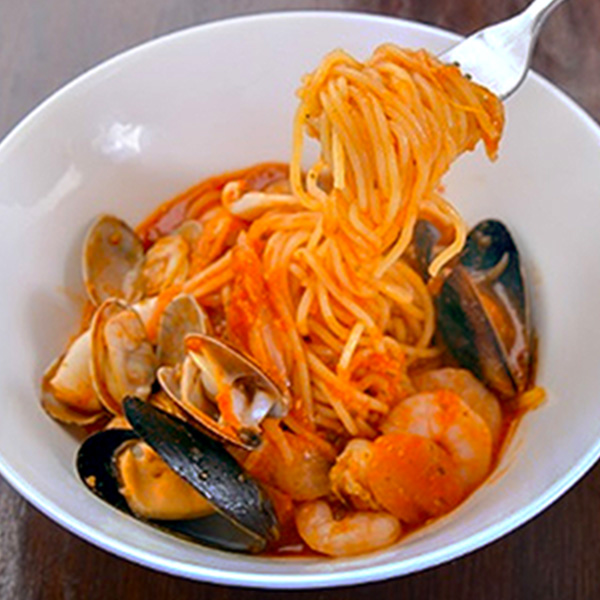 ムール貝、アサリ、えびをふんだんに使ったトマトベースパスタ
