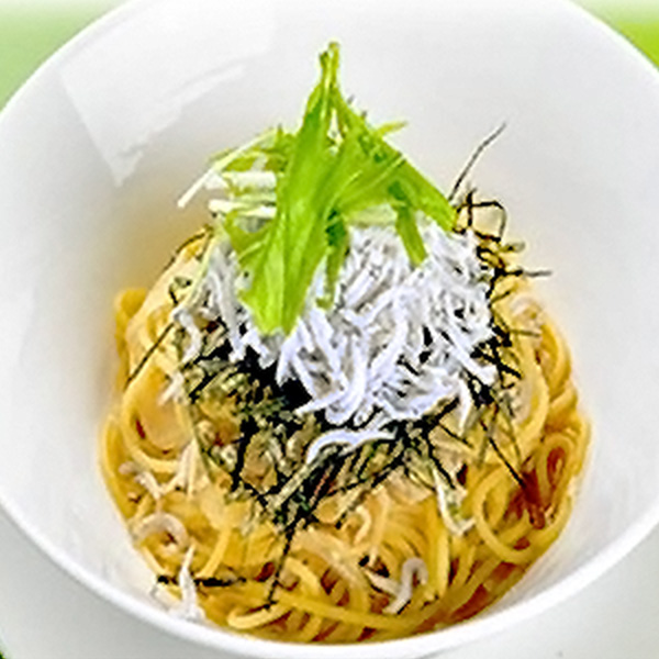 新鮮なしらすをパスタと海苔の上にこんもりトッピング、醤油味