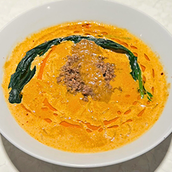 スープに浸る少し辛めの坦々麺風生パスタ