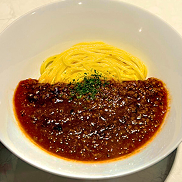 好みの味バランスをつくれる、ミートソースと生パスタを半々に分けたスタイル