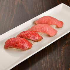 肉寿司の盛り合わせ4貫　 和牛タタキ握りと和牛ローストビーフ握り各２貫ずつ