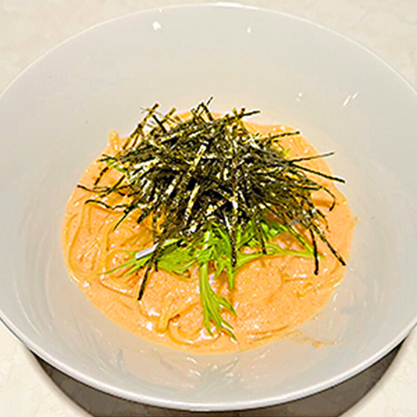 明太子クリームと絡まる生パスタにパリパリの海苔がたっぷり