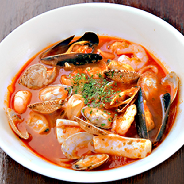 辛さが効いたスープにアサリやムール貝などの海鮮がふんだんに入ったパスタ