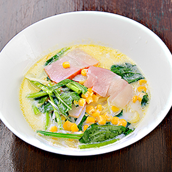ほうれん草と大きめベーコンのスープパスタ