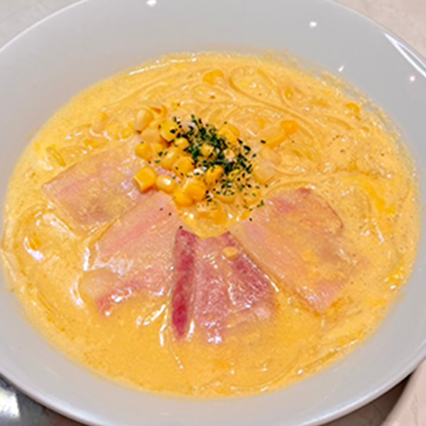 かぼちゃのスープに厚切りベーコンが浮かぶ優しい味わいの生パスタ