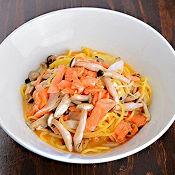 しめじとサーモンたっぷり、和風に仕上げた生パスタ