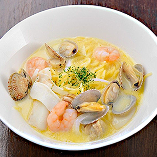 魚介がたっぷりで出汁が濃厚なスープパスタ