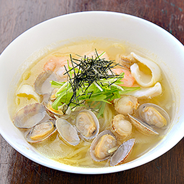 殻付きあさりがたっぷり、ガーリックの香りも効いた和風テイストパスタ