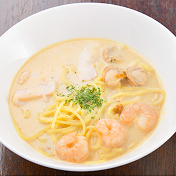 スープに溶け込むウニと海老とイカとホタテと生パスタ