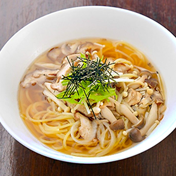 あっさり和風な出汁に浮かぶ生パスタ