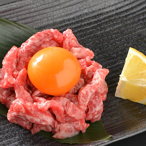 生卵ののった炙り塩ユッケ